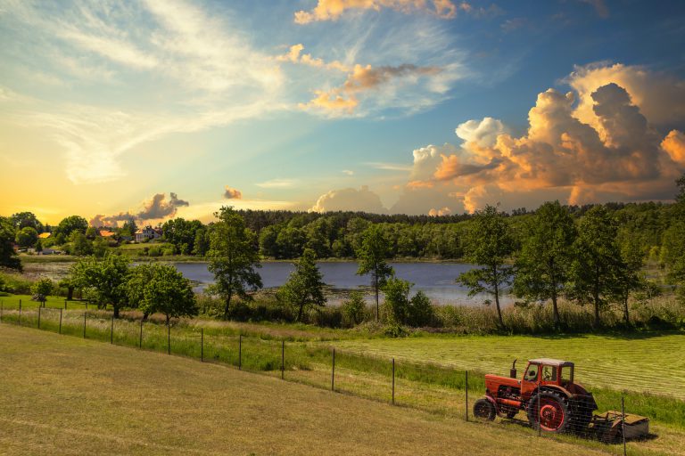 Traktor na tle wiejskiego krajobrazu