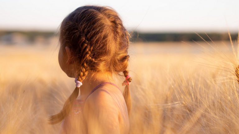 Dziewczynka na łące