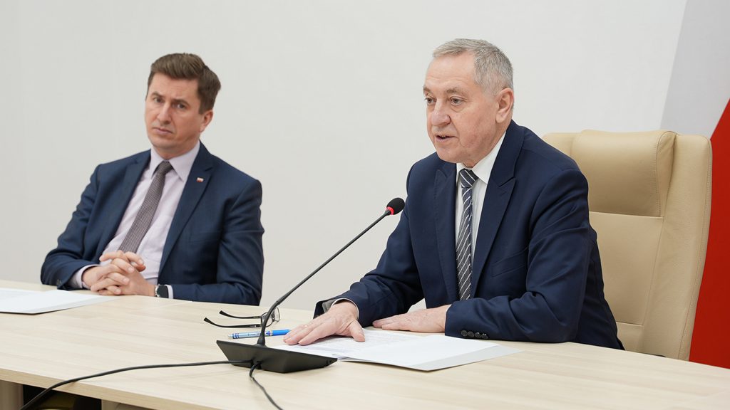 Wicepremier, minister rolnictwa i rozwoju wsi Henryk Kowalczyk i sekretarz stanu w MRiRW Rafał Romanowski.