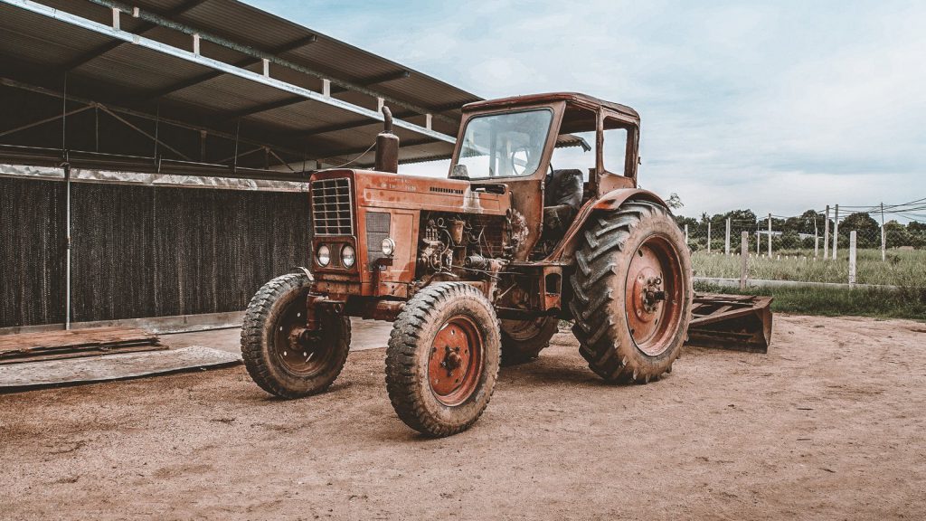 Traktor na podwórku