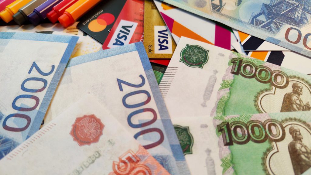 Banknoty rubla i karty Visa