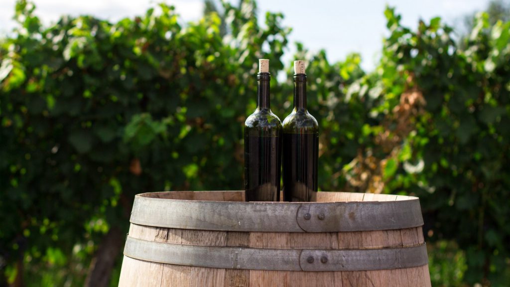 Butelki wina na beczce