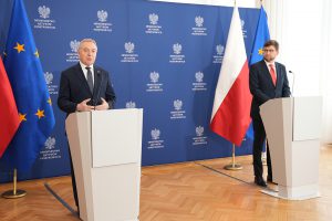 Wicepremier Henryk Kowalczyk oraz podsekretarz stanu w MAP Andrzej Śliwka podczas konferencji.