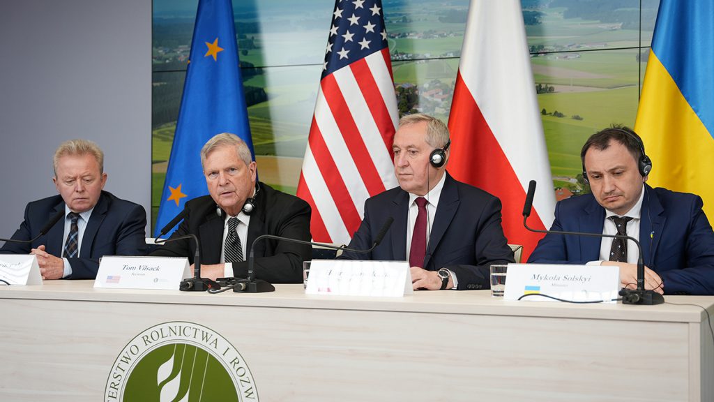 Minister rolnictwa Henryk Kowalczyk, minister rolnictwa Ukrainy Mykoła Solskyi, sekretarz rolnictwa USA Tom Vilsack oraz komisarz UE ds. rolnictwa Janusz Wojciechowski.