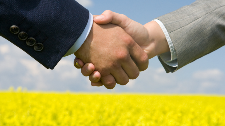 Mężczyźni ściskający sobie ręce