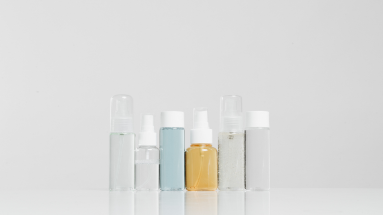 Buteleczki na kosmetyki stojące w rzędzie