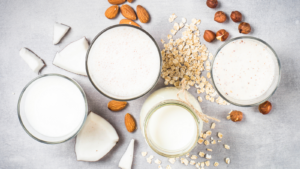 Mleko roślinne: naczynia z "mlekiem" z kokosa, migdałów, orzechów laskowych