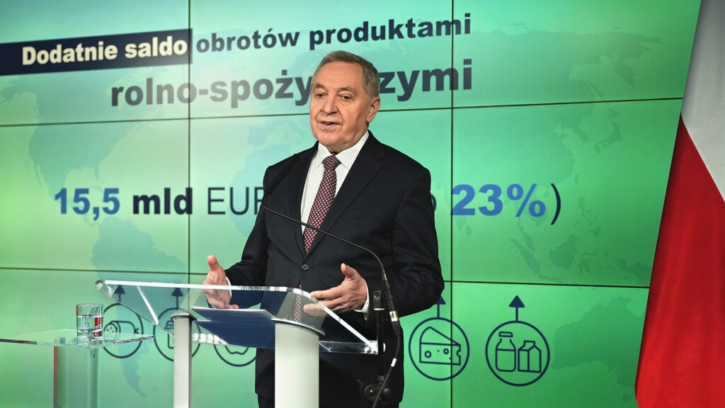 Wicepremier Henryk Kowalczyk podczas briefingu prasowego.