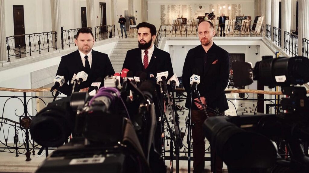 Poseł Norbert Kaczmarczyk podczas konferencji prasowej w Sejmie.  