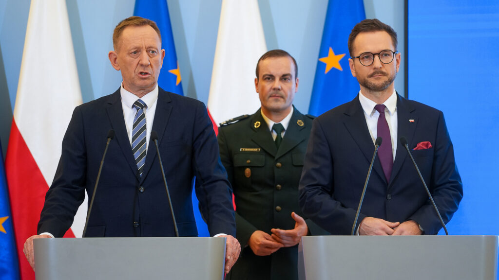 Minister Robert Telus podczas konferencji prasowej.