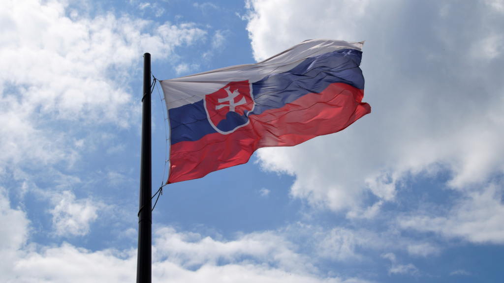 Flaga Słowacji na maszcie