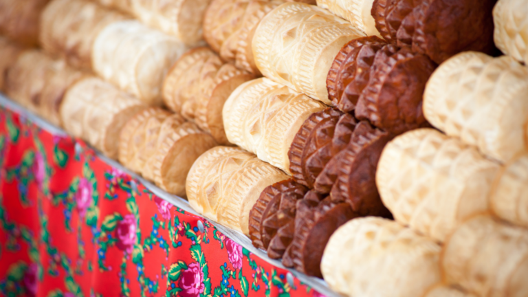 Oscypki leżące na stole przykrytym obrusem w kwiaty