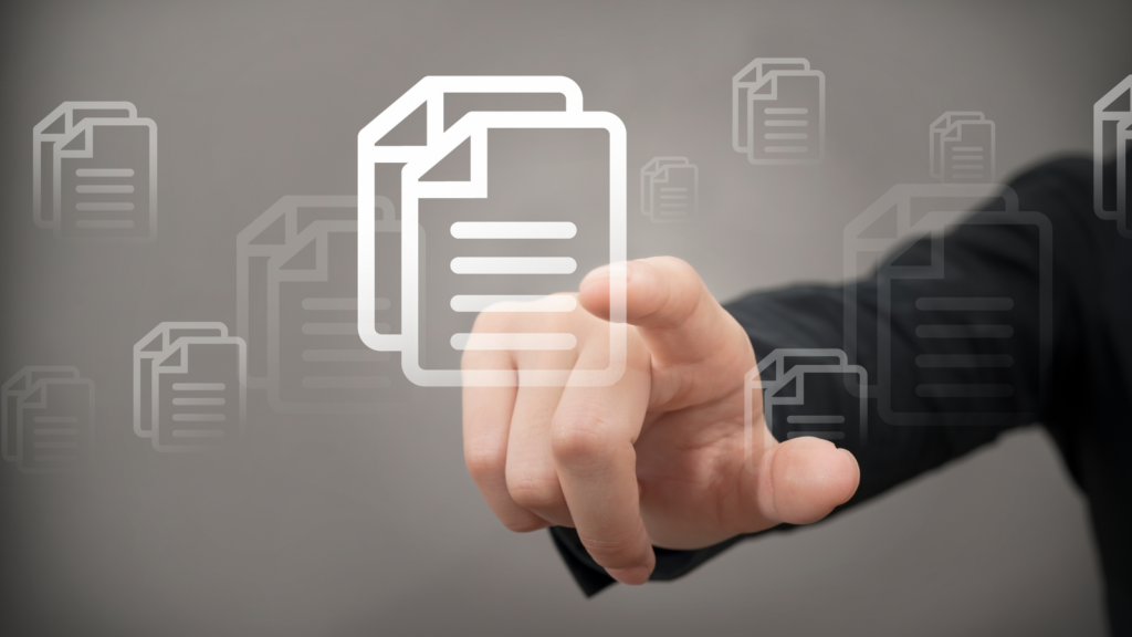 Ręka naciskająca wirtualny symbol dokumentu